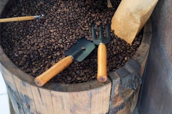 Чорна кава Смажені кавові зерна та кавовий майданчик у дерев'яному форелі — стокове фото