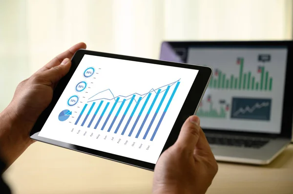 Geschäftsmann Arbeitsdiagramm Zeitplan oder Planung Finanzbericht da — Stockfoto