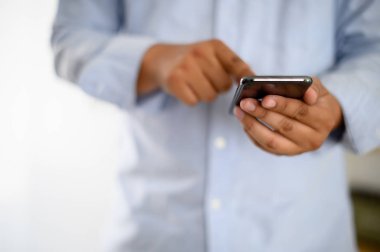 iş manhands bir smartphone metin kullanarak dijital ve iletişim 