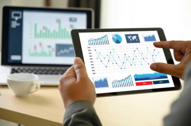 iş adamı işe grafik zamanlama veya mali rapor da planlama