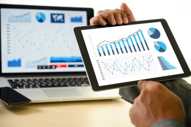 iş adamı işe grafik zamanlama veya mali rapor da planlama