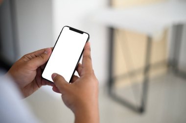 iş manhands bir smartphone metin kullanarak dijital ve iletişim 