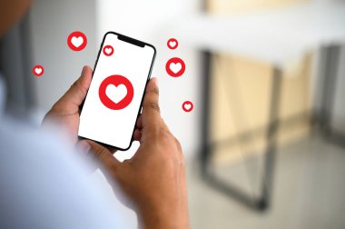 Kullanım sosyal medya, sosyal ağ telefon mesajı sevgili dostum. Bir mesaj aşk göndermek