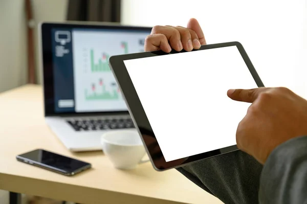 Uomo mani multitasking uomo utilizzando tablet primo piano primo piano worki — Foto Stock