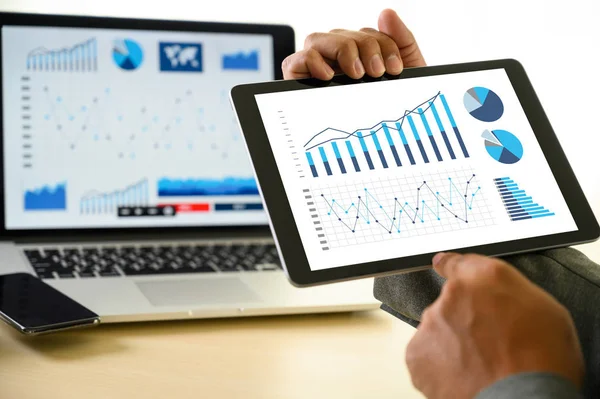 iş adamı işe grafik zamanlama veya mali rapor da planlama