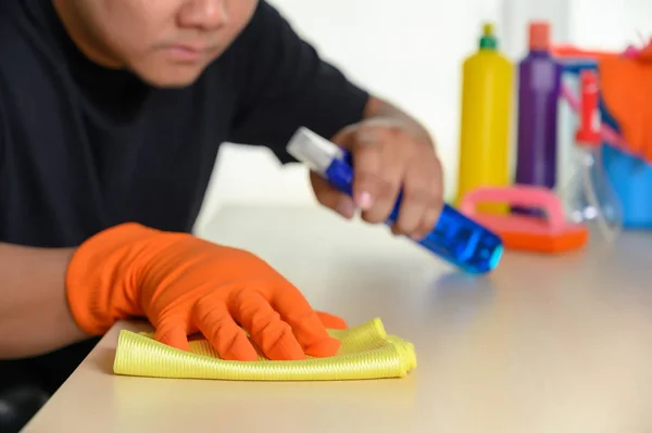 Segítségével egy spray tisztítás íróasztal tisztítása apartman tiszta por törlőkendők — Stock Fotó