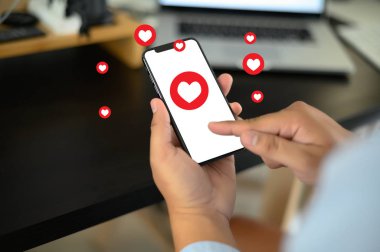 Kullanım sosyal medya, sosyal ağ telefon mesajı sevgili dostum. Bir mesaj aşk göndermek
