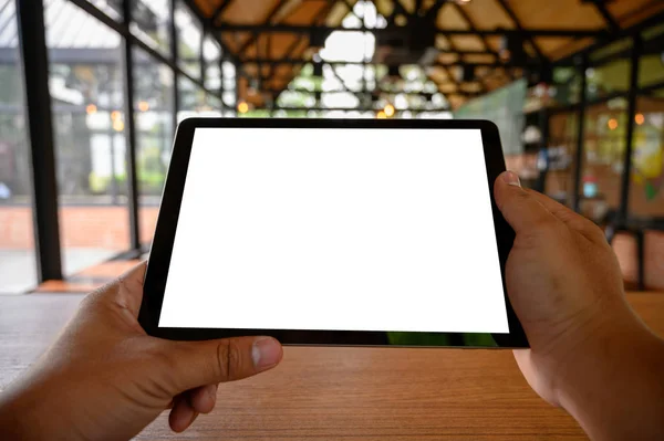 Бізнесмен рука працює на планшеті на дерев'яному столі планшеті з bl — стокове фото