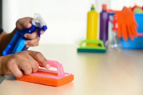Segítségével egy spray tisztítás íróasztal tisztítása apartman tiszta por törlőkendők — Stock Fotó