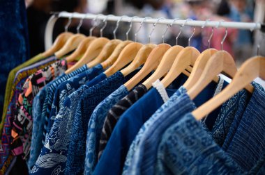 Mağazadaki kadın kıyafetleri. Moda mağazası Thai