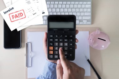 Yakın çekim adam iş fatura fatura ödeme ödeme, Office fatura s