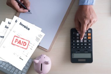 Yakın çekim adam iş fatura fatura ödeme ödeme, Office fatura s