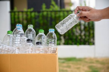 adam el kavramı çevre geri dönüşüm plastik yeniden koyarak