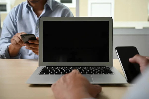 Makieta obrazu biznesu Laptop z pustego ekranu na stole puste — Zdjęcie stockowe