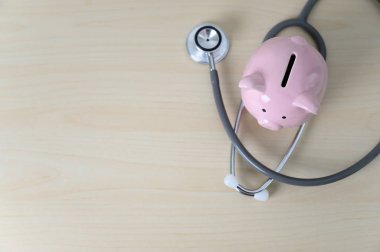Stetoskop mali checkup veya med için tasarruf ile Piggy banka