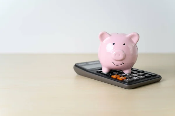 Financiële verzekering spaarvarken met Calculator pensioen plan a — Stockfoto