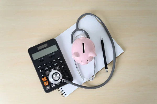 Piggy Bank com estetoscópio check-up financeiro ou economia para medicina — Fotografia de Stock