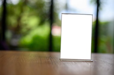 Sahte menü çerçeve çadır kartı arka plan bulanık tasarım tuşu standı