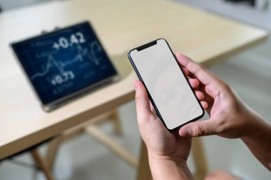 Akıllı telefon teknolojisi ve telefon techno kullanarak adam ellerini kapatın