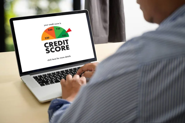 Kredit-Score (Geschäftsmann überprüft Kredit-Score online und finan — Stockfoto