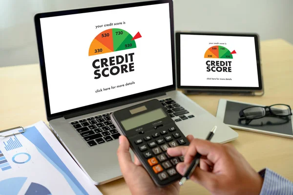 SCORE DE CRÉDIT (Businessman Checking Credit Score Online et Finan — Photo