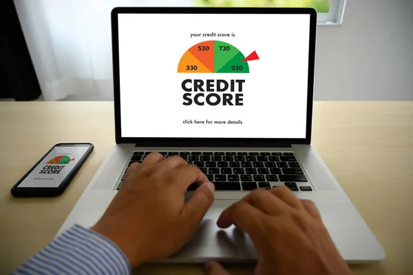 Kredit-Score (Geschäftsmann überprüft Kredit-Score online und finan — Stockfoto