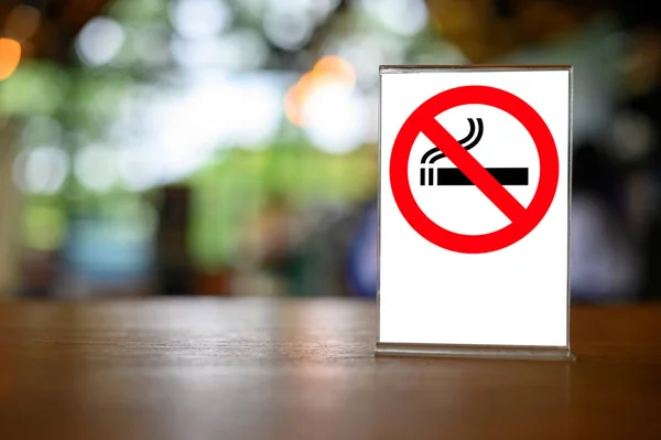 Geen roken teken met winkelen plaats achtergrond op houten tafel — Stockfoto