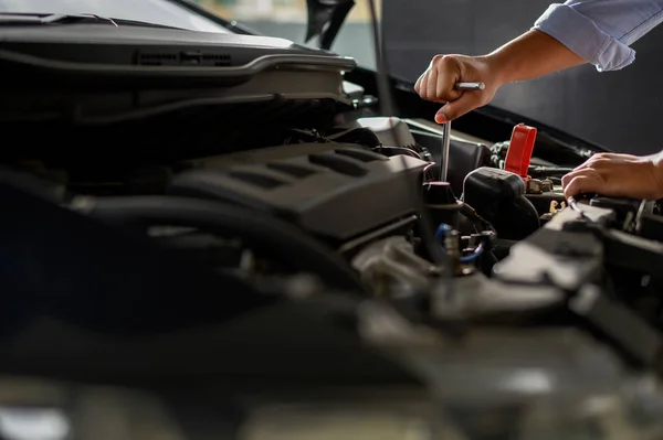 Reparación de coches de servicio mecánico de automóviles trabajando en garaje mecánico de coches — Foto de Stock