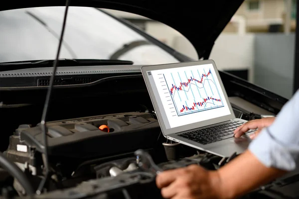 Reparations service bil Auto mekaniker arbetar i garaget bilmekaniker — Stockfoto