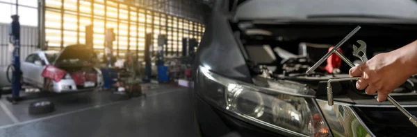 Réparation voiture de service Mécanicien automobile travaillant dans le garage mécanicien de voiture — Photo