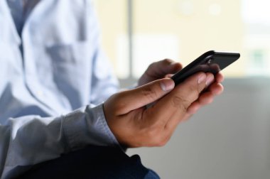 Akıllı telefon işi ve telefonda konuşan yakın çekim Genç adam