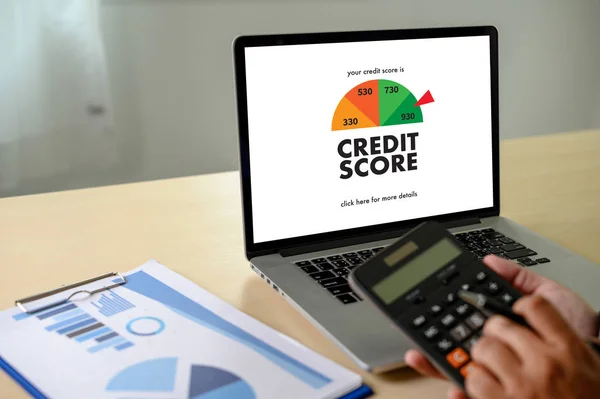 SCORE DE CRÉDIT (Businessman Checking Credit Score Online et Finan — Photo