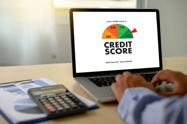 SCORE DE CRÉDIT (Businessman Checking Credit Score Online et Finan — Photo