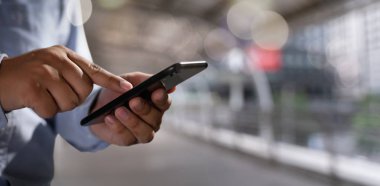 adam el ele tutuşuyor ve dijital tablet Cep Telefonu tele kullanarak