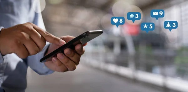 Szociális média, a szociális háló fogalma okos telefon ember telefon — Stock Fotó