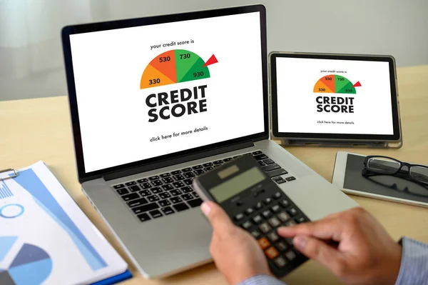 CREDIT SCORE ( Бізнесмен Перевірка кредитної оцінки онлайн та фінансів — стокове фото