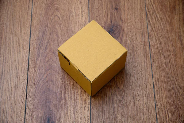 Caixa vazia caixa de papelão aberta na superfície de madeira com espaço vazio — Fotografia de Stock