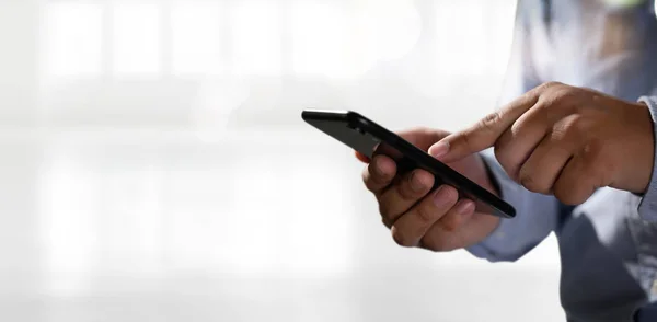 Człowiek trzyma ręce i za pomocą cyfrowego tabletu telefon komórkowy tele — Zdjęcie stockowe