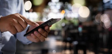 adam el ele tutuşuyor ve dijital tablet Cep Telefonu tele kullanarak