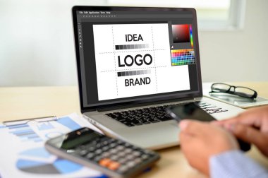 Yaratıcı Tasarımcı Grafik iş başında. , Illustrator Grafik designe