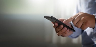 adam el ele tutuşuyor ve dijital tablet Cep Telefonu tele kullanarak