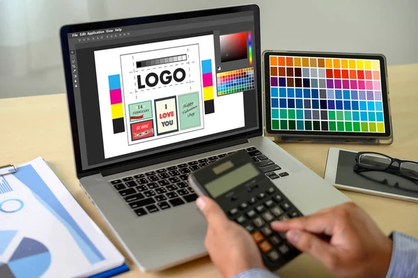 Kreativ designer grafik på jobbet. , Illustrator Graphic designe — Stockfoto