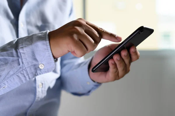 Uomo che si tiene per mano e utilizzando tablet digitale Telefono cellulare tele — Foto Stock