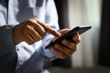 adam el ele tutuşuyor ve dijital tablet Cep Telefonu tele kullanarak