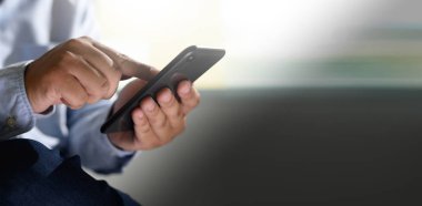 adam el ele tutuşuyor ve dijital tablet Cep Telefonu tele kullanarak