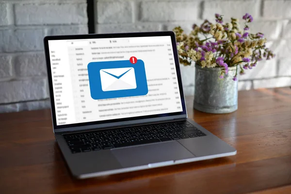 E-mailbericht van de mededeling Connection naar mailing contacten telefoon — Stockfoto