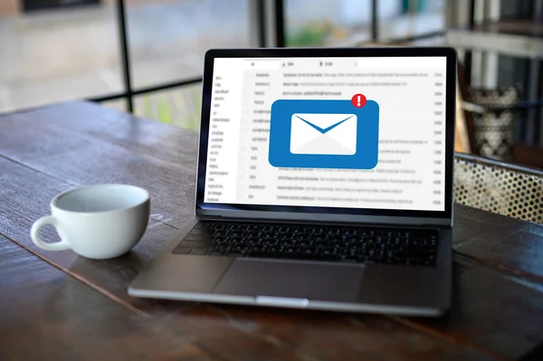 E-mailbericht van de mededeling Connection naar mailing contacten telefoon — Stockfoto