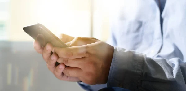 Uomo che si tiene per mano e utilizzando tablet digitale Telefono cellulare tele — Foto Stock