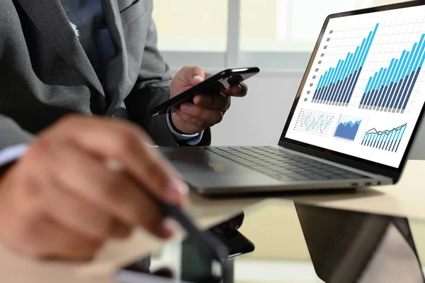 Dolgozik kemény adatok Analytics statisztika információ üzleti technológiát — Stock Fotó