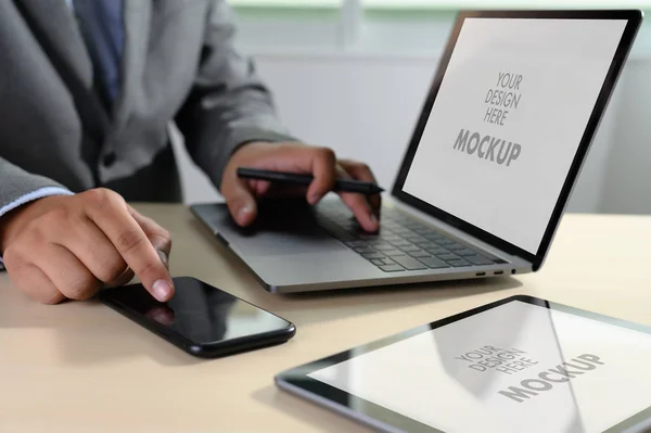 Laptop mit leerem Bildschirm auf dem Tisch. Arbeitsbereich Hintergrund neues Projekt — Stockfoto